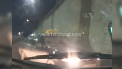 Видео — Таксист ехал по встречной полосе под мостом