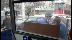 Видео - Драка между водителями автобуса и троллейбуса в Бишкеке
