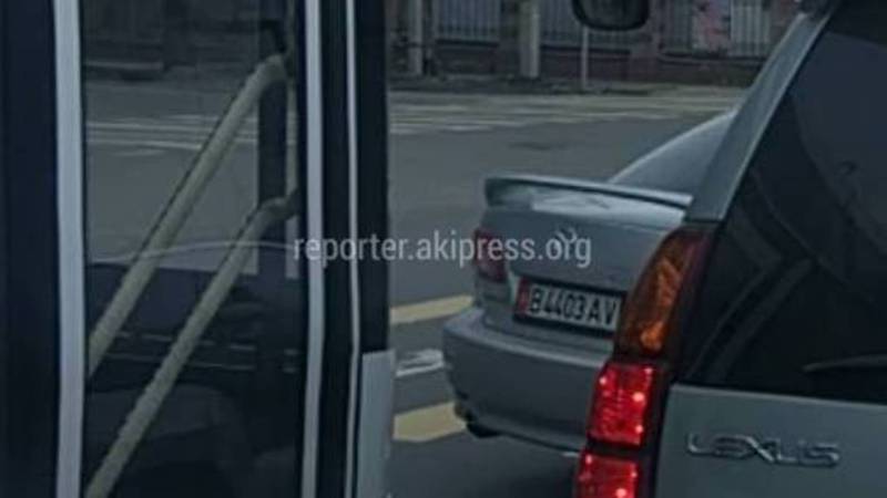 На Ахунбаева водитель троллейбуса и водитель «Мазды» нарушили ПДД, - бишкекчанин (видео)
