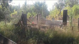 В Нарынской области при въезде в село Кочкор вода размывает могилы <i>(фото)</i>