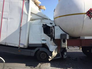 В Таласе в спецтехнику врезались 2 грузовика и 1 микроавтобус <i>(фото, видео)</i>