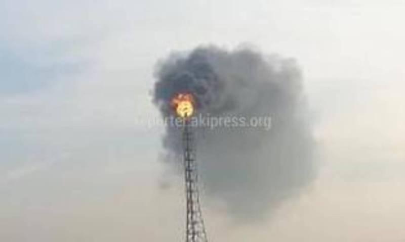 Фото — Дым из трубы на заводе «Джунда» загрязняет воздух