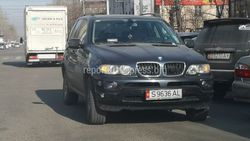 В Бишкеке на Чуй-Шопокова водитель «БМВ» оставил машину на проезжей части, - читатель (видео)