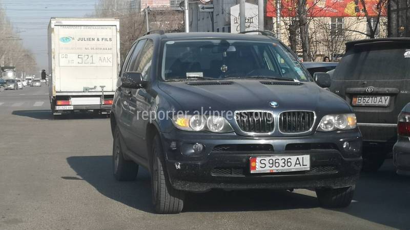 В Бишкеке на Чуй-Шопокова водитель «БМВ» оставил машину на проезжей части, - читатель (видео)