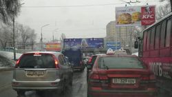 В Бишкеке на улице Абдрахманова увеличились пробки, житель просит отрегулировать светофоры