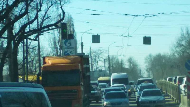 На пересечении М.Гвардия и Л.Толстого неправильная работа светофоров создают пробку, - бишкекчанин (фото)