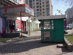 Бишкекчанин интересуется, когда уберут заброшенный ларек на Токтогула-Исанова