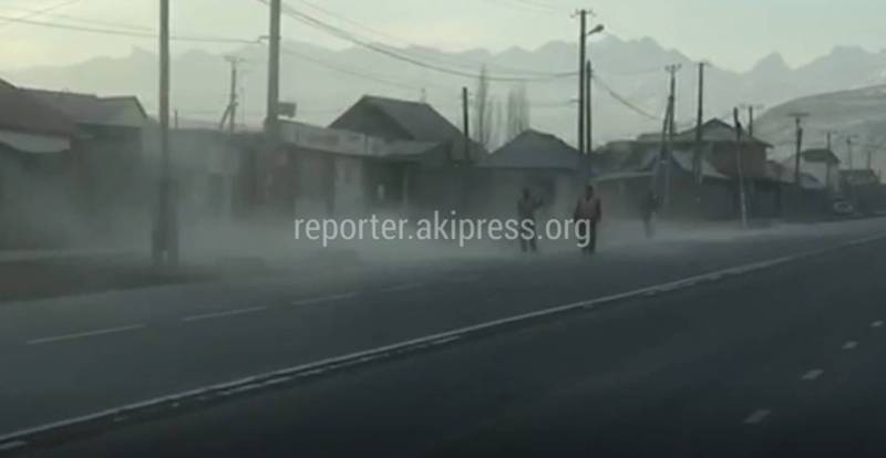 В Арча-Бешике на ул.Шералиева дворники, подметая, сильно пылят, - житель (видео)