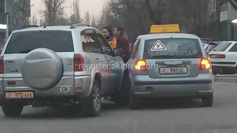 В Бишкеке на Московской-Турусбекова произошло ДТП, - очевидец (фото)