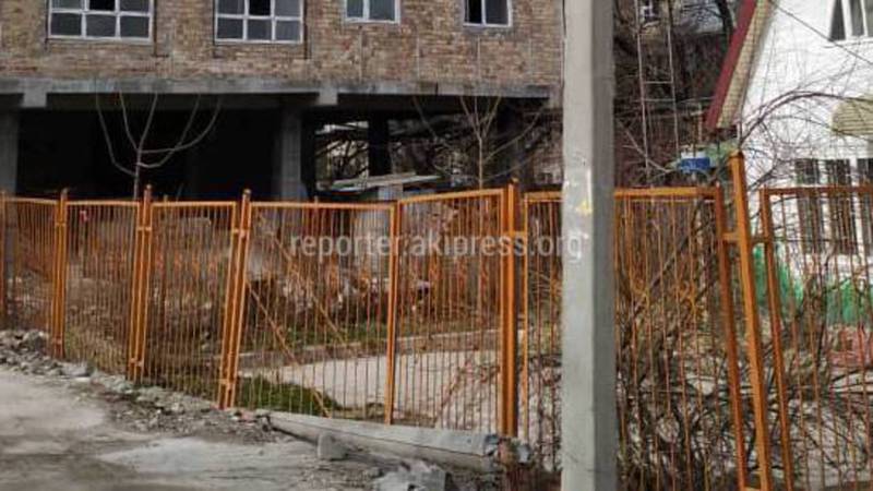 В Бишкеке в 8 микрорайоне возле дома №7/1 лежит бетонная опора ЛЭП, - житель (фото)