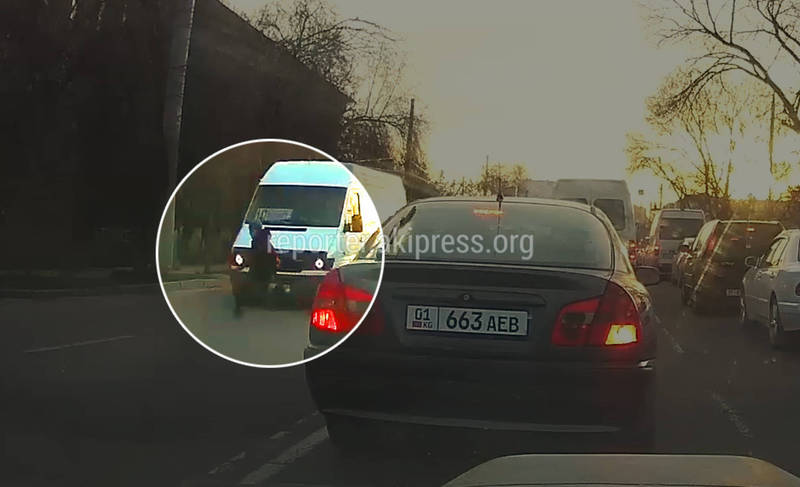 Видео — В Бишкеке маршрутка сбила ребенка