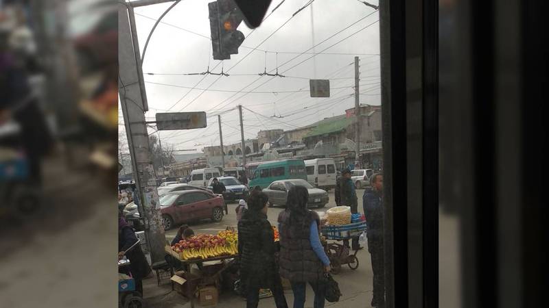 На Бейшеналиева-Киевской продавцы фруктов торгуют на проезжей части дороги (фото)