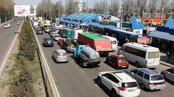 В Бишкеке на ул.7 Апреля от рынка «Мадина» до пр.Чуй постоянно автомобильный затор (фото)