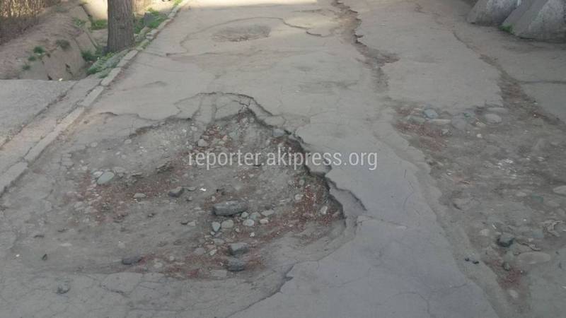 В Бишкеке на ул.Киевской разрушенный тротуар, арыки и торчат оголенные провода (фото)
