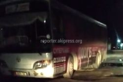 В Бишкеке на ул.Менделеева городской автобус №7 припаркован возле частного дома (видео)