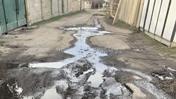 В селе Беш-Кунгей прорвало трубу и по улице течет чистая питьевая вода <i>(фото)</i>