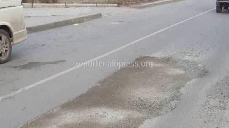 В 7 мкр не заасфальтировали часть дороги после ремонта труб, - бишкекчанин (фото)
