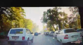 Каждый день сотрудники УВД Ленинского района на личном и служебном автотранспорте утром блокируют одну полосу ул.Московской, - бишкекчанин (видео)