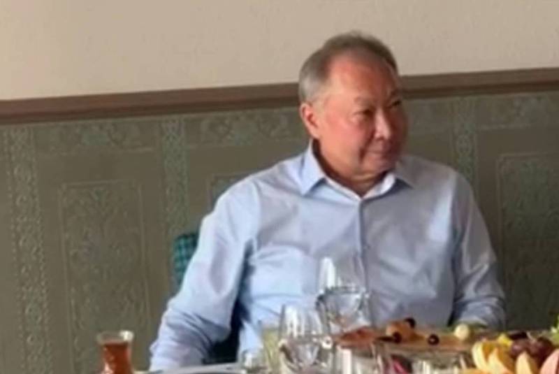 Видео — Беглый президент Бакиев ест барашка за праздничным столом