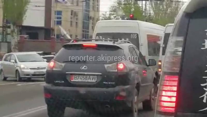 На Ахунбаева - Юнусалиева водитель маршрутки №106 повернул с третьего ряда (видео)
