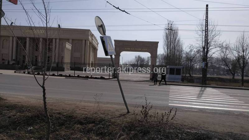 На Анкара - Менделеева накренился знак пешеходного перехода (фото)