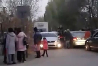 Драка двух женщин спровоцировала пробку на ул.Горького <i>(видео)</i>