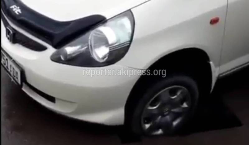 Видео — На Щербакова-Исанова «Хонда» провалилась колесом в ливнеприемник