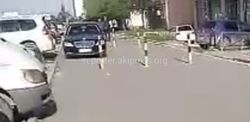 В мкр Джал на ул.Масалиева водитель «Мерседеса» припарковался на велодорожке (видео)
