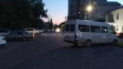 На Токтогула - Тыныстанова водитель маршрутки №100 припарковался, перегородив проезд (фото)