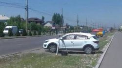 На Масалиева–Бакаева оператор «Безопасного города» припарковался на газоне (фото)