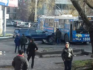 На ул.Московской в третий раз за две недели внедорожник врезается в троллейбус <i>(фото)</i>