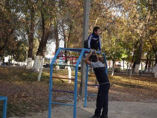 В селе Беловодское завершилась реконструкция детской площадки в парке (фото)