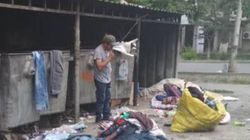 На Турусбекова–Сыдыкова возле мусорных баков живут бомжи (фото)
