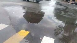 На Ауэзова–Салиева вода из арыка заливает проезжую часть дороги (видео)