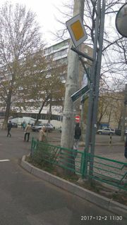 Сломался уличный указатель на пересечении улиц Токтогула и Абдрахманова <i>(фото)</i>