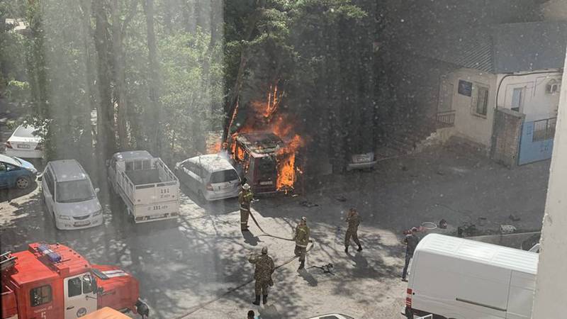 В Бишкеке рядом с заправкой сгорел микроавтобус. Фото