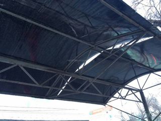 Бишкекчанин возмущен протекающей крышей остановки на улице Московской <i>(фото)</i>