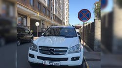На ул.Логвиненко №55 водитель «Мерседеса» паркуется перекрывая проезд во двор (фото)