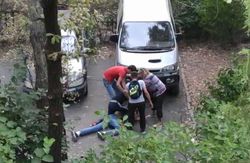 В мкр 6 во дворе дома молодые люди распивали спиртное и дрались <i>(видео)</i>