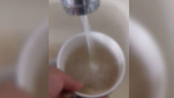 В Майлуу-Суу в кране течет грязная питьевая вода, которую дают через день (видео)