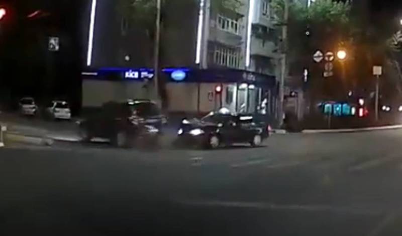 Момент столкновения машин на Манаса-Киевской попал на видео