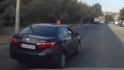 На Юнусалиева - Сухэ-Батора водитель «Тойоты» проехал перекресток на красный свет светофора (видео)