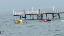 На пляжу в селе Бостери перевернулась моторная лодка с водным диваном на буксире (фото)