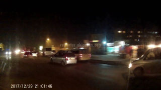 В Бишкеке два водителя не поделили дорогу, один обматерил другого <i>(видео)</i>