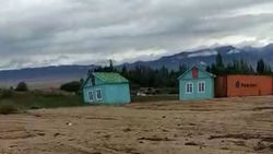 Видео — В селе Кош-Кёль сель вынес домики к берегу озера