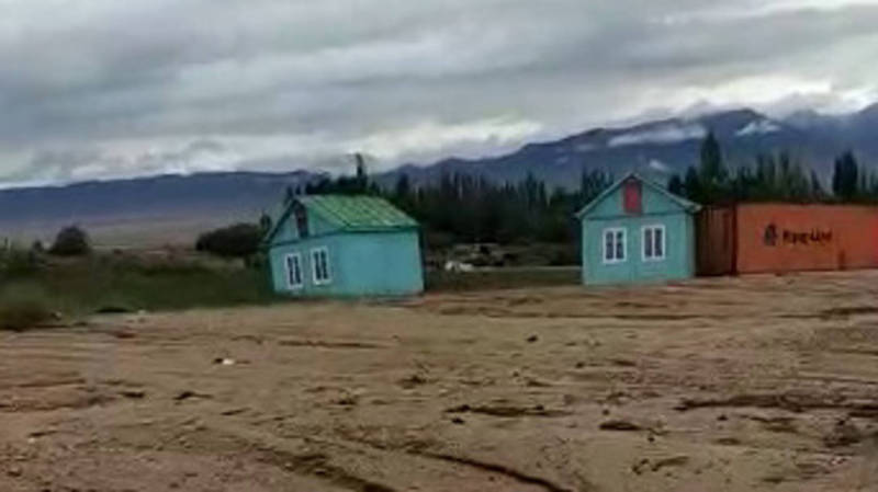 Видео — В селе Кош-Кёль сель вынес домики к берегу озера