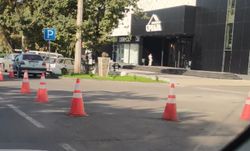 На ул.Ибраимова «Дордой плаза» продолжает блокировать проезжую часть дороги, - горожанин (видео)
