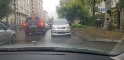 На ул.Исанова водители паркуются на проезжей части дороги (видео)