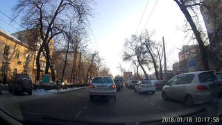 Напротив Ленинского РОВД в Бишкеке машины припаркованы на проезжей части в 2 ряда (видео)