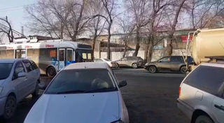 Остановка на Толстого-Некрасова в Бишкеке превратилась в парковку (видео)